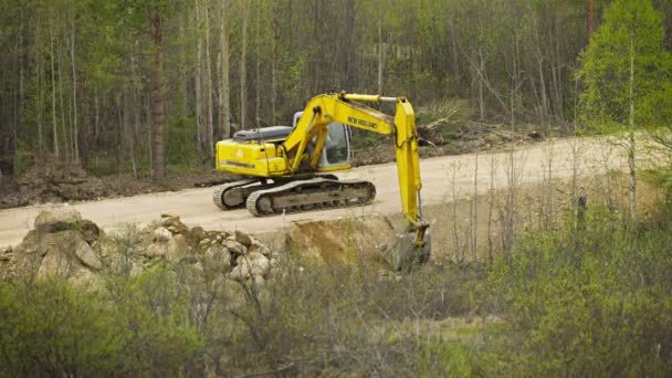 POLJARNIE ZORI. RUSIA - CIRCA MAYO 2014: Excavadora trabajando en la construcción de la carretera — Vídeo de stock