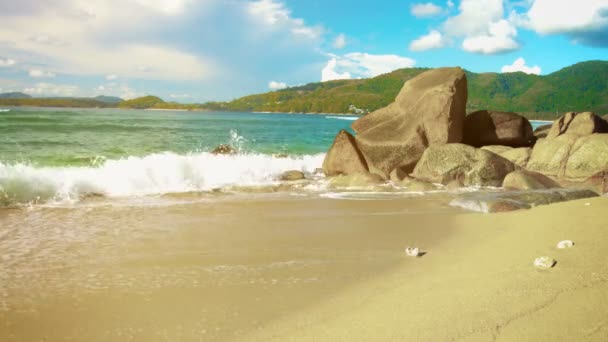 ทะเลคลื่นบนชายหาดที่มีหินและทราย ประเทศไทย ภูเก็ต — วีดีโอสต็อก