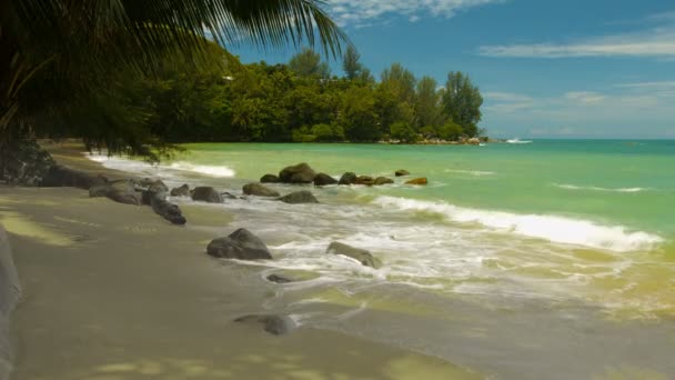 人々 なしで美しい熱帯のビーチ。タイ。プーケット島 — ストック動画
