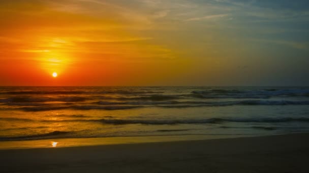 Pôr do sol sobre o mar tropical. Tailândia. Ilha de Phuket — Vídeo de Stock