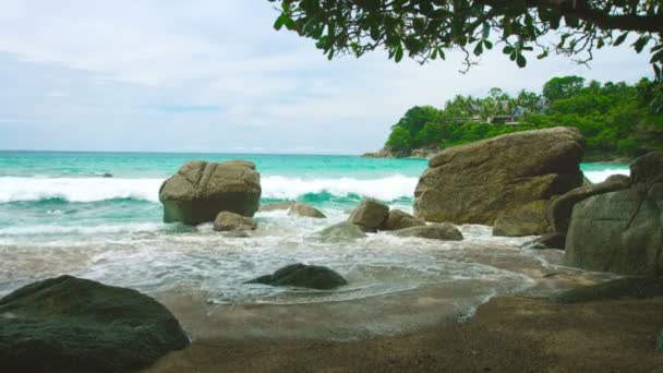 Costa do mar tropical. Pedras e areia sem pessoas — Vídeo de Stock