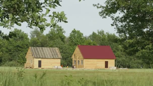 NizhNY NOVGOROD. RUSIA - CIRCA JUN 2014: El proceso de construcción de casas rurales entre los bosques — Vídeos de Stock