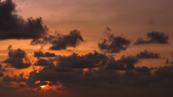 Солнце садится в облаке. Время в оранжевых тонах — стоковое видео