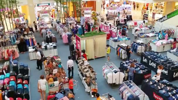 PATONG. PHUKET. THAILAND - CIRCA JUL 2014: O quarto é uma grande loja com roupas. Venda barata. A vista de cima. Ceilão Jung . — Vídeo de Stock