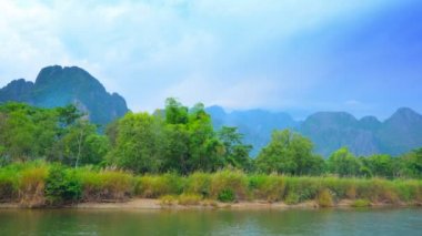 Sahil küçük nehir ve dağ içinde belgili tanımlık geçmiş. Laos. Vang Vieng