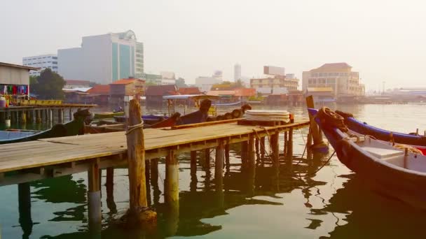 Bunte Fischerboote in Penang. Malaien — Stockvideo