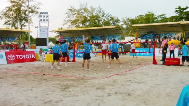 Patong. Phuket. Thailand - 17 Nov 2014: Koreanska Sepak Takraw spelare får en serve av hans huvud på stranden asiatiska spelen i Phuket. Thailand. 17 november. 2014. — Stockvideo