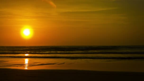 Le ciel au-dessus de l'océan tropical dans la soirée avant le coucher du soleil . — Video