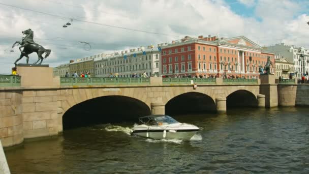 Сэйнт Питерсбург. РОССИЯ - CIRCA JUN 2014: Аничков мост построен в 1841 году и реконструирован в 1908 году. Первый и самый известный мост через реку Фонтанку — стоковое видео
