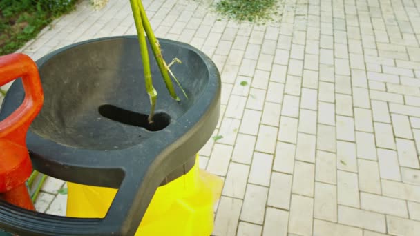 Shredder takken in een tuin shredder — Stockvideo