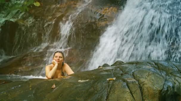 Mulher na cachoeira da floresta pensando em algo — Vídeo de Stock