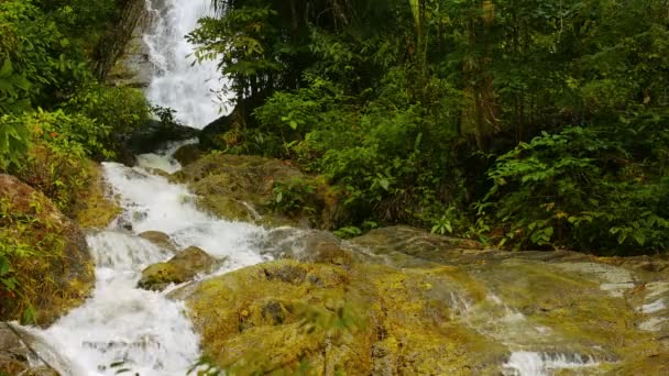 Whitewater Cascading över en naturlig vattenfall i Thailand. med ljud — Stockvideo