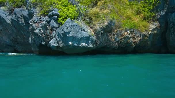 Turistas aventureros. kayak más allá de lo escarpado. costa rocosa de una isla tropical. cerca de la famosa playa del ferrocarril en Tailandia . — Vídeos de Stock