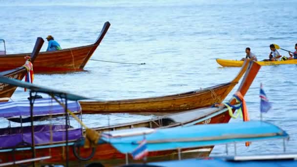 Vissers keren van de visserij in een kajak uit Phi Phi eiland in Thailand. Zuidoost-Azië. — Stockvideo