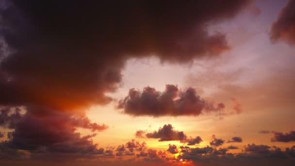 Облака сгущаются над небом на закате во времени — стоковое видео