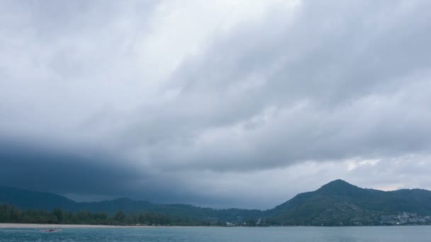 Timelapse shot van Donkermakende bewolkte hemel over tropisch strand — Stockvideo