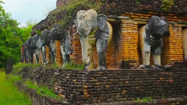 Elefant skulpturer vid ett forntida buddhistiskt tempel — Stockvideo