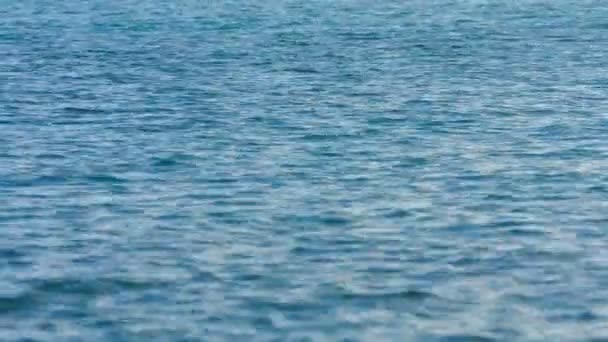 Prise de vue statique de l'eau de mer légèrement hachée 