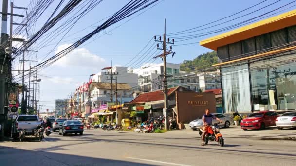 Patong. Phuket. Tayland - Circa Ocak 2015: Parlak güneşli bir günde hafif trafik. Patong tatil kasabasında Phrabarami Road boyunca. — Stok video