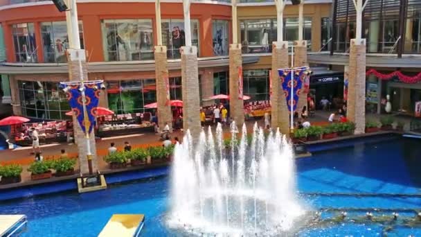 PATONG. PHUKET. THAILAND - CIRCA JAN 2015: Overlooking. panning tiro das fontes e pátio no Centro Comercial Jungceylon, na cidade resort de Patong . — Vídeo de Stock