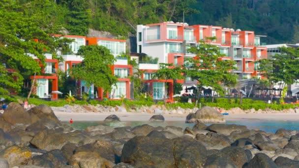 KAMALA. Du PHUKET. THAÏLANDE - CIRCA DEC 2014 : Panorama des complexes hôteliers de luxe surplombant les touristes sur une plage de sable fin . — Video