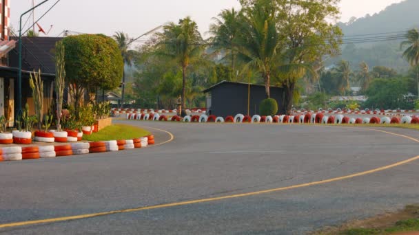 Фьюкет. THAILAND - CIRCA FEB 2015: Гонка на повозке в Timelapse на Patong Go-Kart Speedway в Кату. Пхукет. Таиланд . — стоковое видео