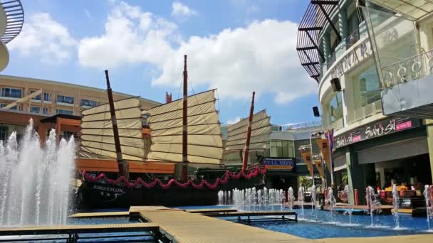 PATONG. PHUKET. TAILANDIA - CIRCA ENE 2015: El agua sale al aire en la cancha de fuentes del centro comercial Jungceylon, en la localidad turística de Patong . — Vídeos de Stock