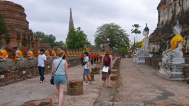 Ayutthaya. Tayland - Circa Feb 2015: Ayutthaya Wat Yai Chai Mongkhon bir Antik Tapınak Avluda Buddha Heykeller. Tayland. Popüler bir turistik yer