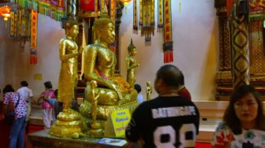 Ayuthaya. Tayland - Circa Feb 2015: Ayutthaya'daki Wat Phanan Choeng'de Saygı Değer Bir Buda Heykeline Teklif Veren Budistler. Tayland.