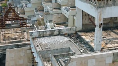 Terk edilmiş ve bitmemiş bir lüks otel inşaatı