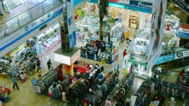 Bir büyük alışveriş iç karmaşık - Odalar Plaza