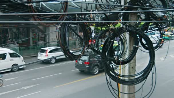 Bangkok. Thajsko-circa únor 2015: nepořádek. po celé Asii jsou v městských nastaveních běžné pohledy na špagety s telefonem a datovými dráty visícími z betonových pólů. — Stock video