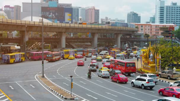 BANGKOK. THAILAND - CIRCA FEB 2015: Heavy City Traffic at a Busy Intersection in Downtown Bangkok. Thailand — Stock Video