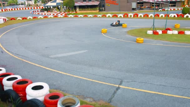 Фьюкет. THAILAND - CIRCA FEB 2015: Туристы ездят на картингах. Patong Go-Kart Speedway в Кату. Пхукет. Таиланд . — стоковое видео