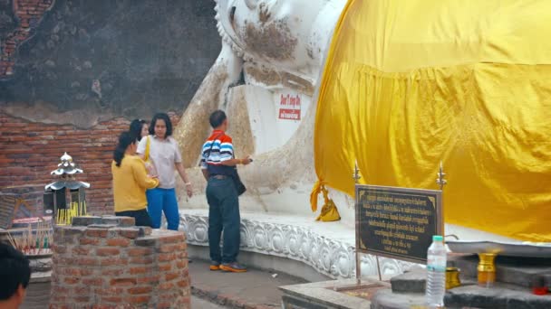 АЮТТАЯ. THAILAND - CIRCA FEB 2015: Буддисты делают подношения статуе Будды в Таиланде . — стоковое видео