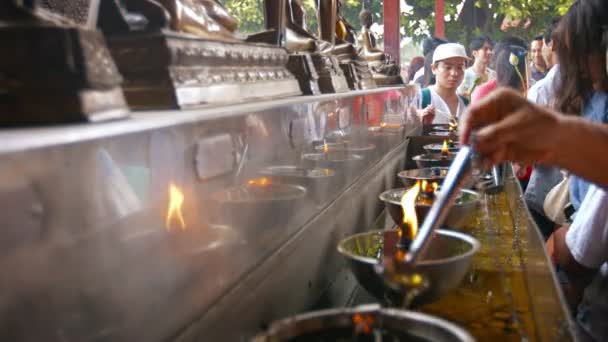 Ayutthaya. Thajsko-circa únor 2015: buddhisté provádějící náboženské rituály na oltáři ve Wat Yai Chai Monkhon v Thajsku. — Stock video