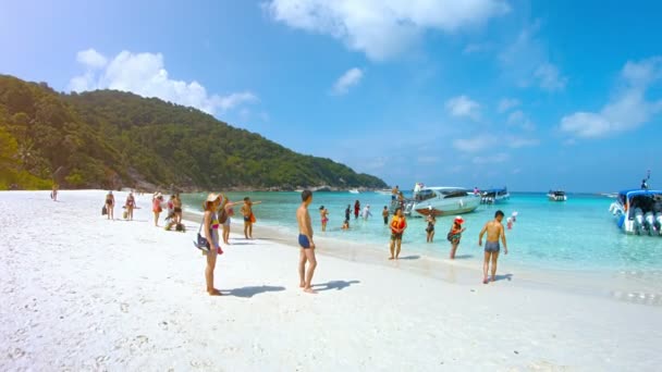 ISLAS SIMILANAS. TAILANDIA - CIRCA FEB 2015: Turistas a orillas de un mar tropical. Barcos para llevar gente a la isla Ko Similan — Vídeo de stock