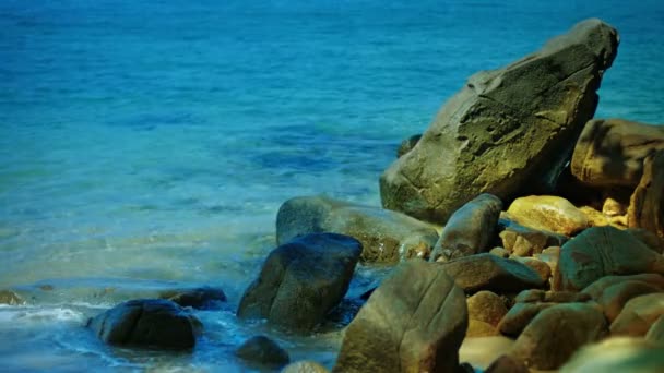 Precioso. Boulder-Strewn. Playa tropical en el sur de Tailandia — Vídeo de stock