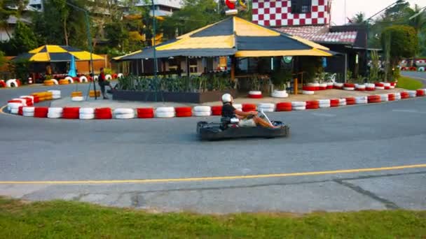 PHUKET. TAILANDIA - CIRCA FEB 2015: Turista se apresura a dar una vuelta en un go-cart en Patong Go-Kart Speedway en Kathu. Phuket. Tailandia . — Vídeos de Stock