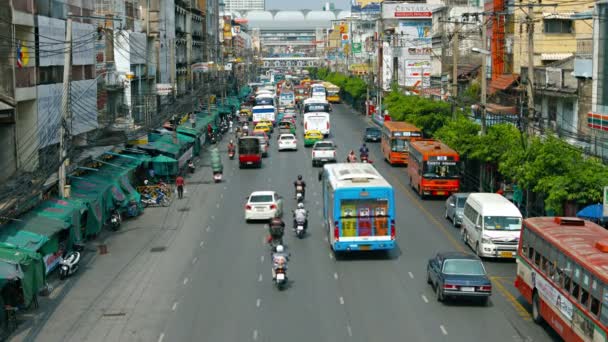 Bangkok. Thajsko-circa únor 2015: provoz v běžných městských ulicích — Stock video