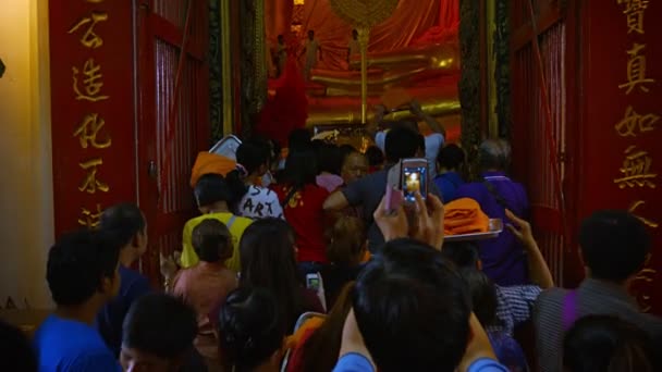 Ayutthaya. thailand - ca. feb 2015: lokale und touristen in zu sehen enorm. vergoldete Buddha-Statue im wat phanan choeng im historischen Park von Ayutthaya — Stockvideo