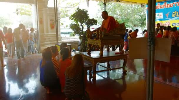 AYUTHAYA. TAILANDIA - CIRCA FEB 2015: El monje budista bendice y exhorta a los adoradores en Wat Phanan Choeng en Ayutthaya. Tailandia . — Vídeos de Stock
