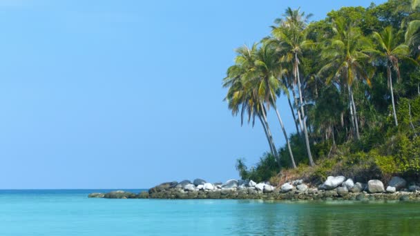 Красивая. Рокки. Дикие. Тропический пляж в Южном Таиланде — стоковое видео
