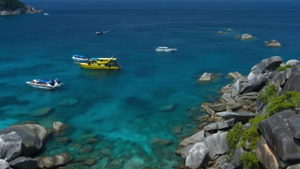 Tayland'ın ünlü Similan Adaları birinde demirlemiş tur tekneleri — Stok video