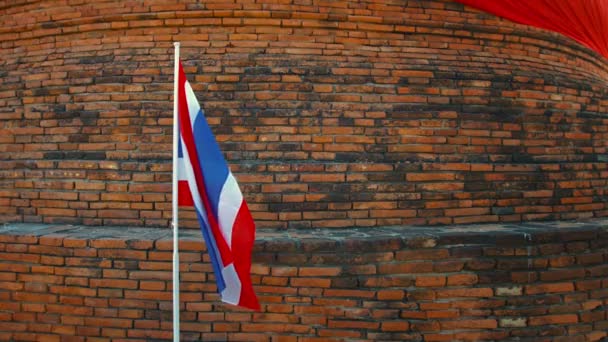 Thailändische Nationalflagge in einer patriotischen Präsentation in Ayutthaya — Stockvideo