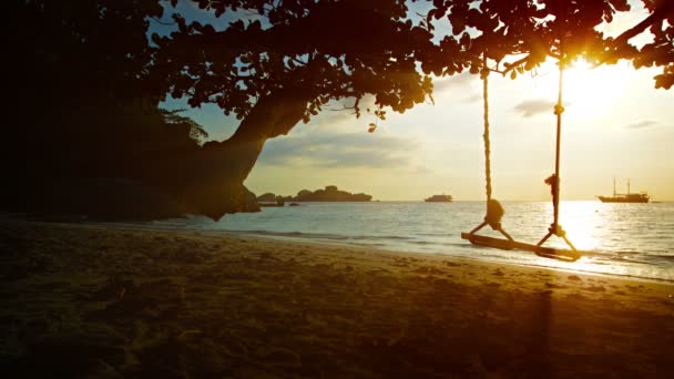 Hermosa puesta de sol en una playa tropical en Tailandia. con sonido — Vídeos de Stock