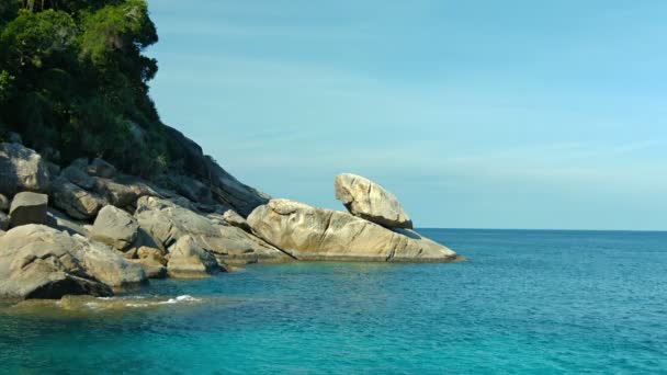 Masivas rocas en una hermosa playa tropical en Asia — Vídeo de stock