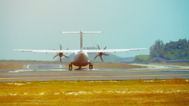 Pequeño avión de cercanías despega del aeropuerto internacional de Phuket en Tailandia — Vídeos de Stock