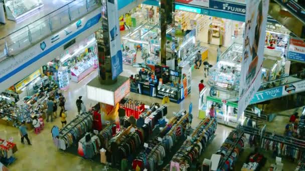 The interior of a large shopping complex - Pantip Plaza — Stock Video