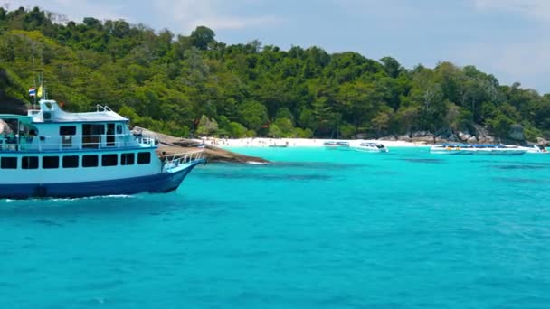 Aproximándose a Ko Similan en Tailandia en barco turístico — Vídeos de Stock